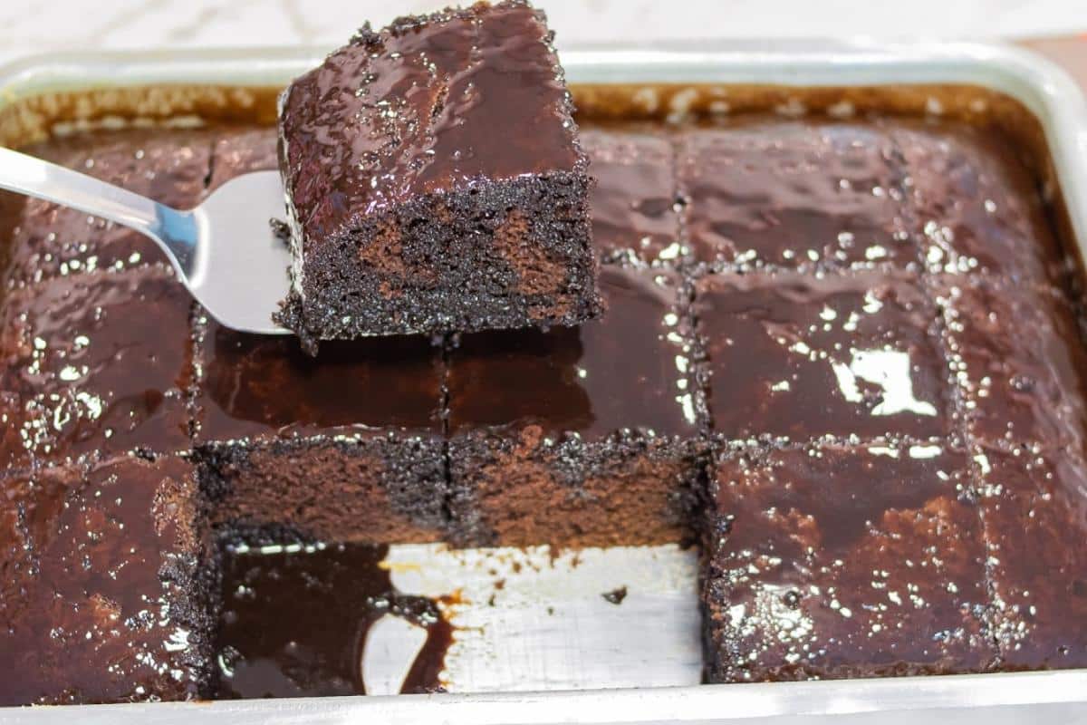 Bolo de chocolate das antigas, macio e molhadinho, muito fácil de fazer