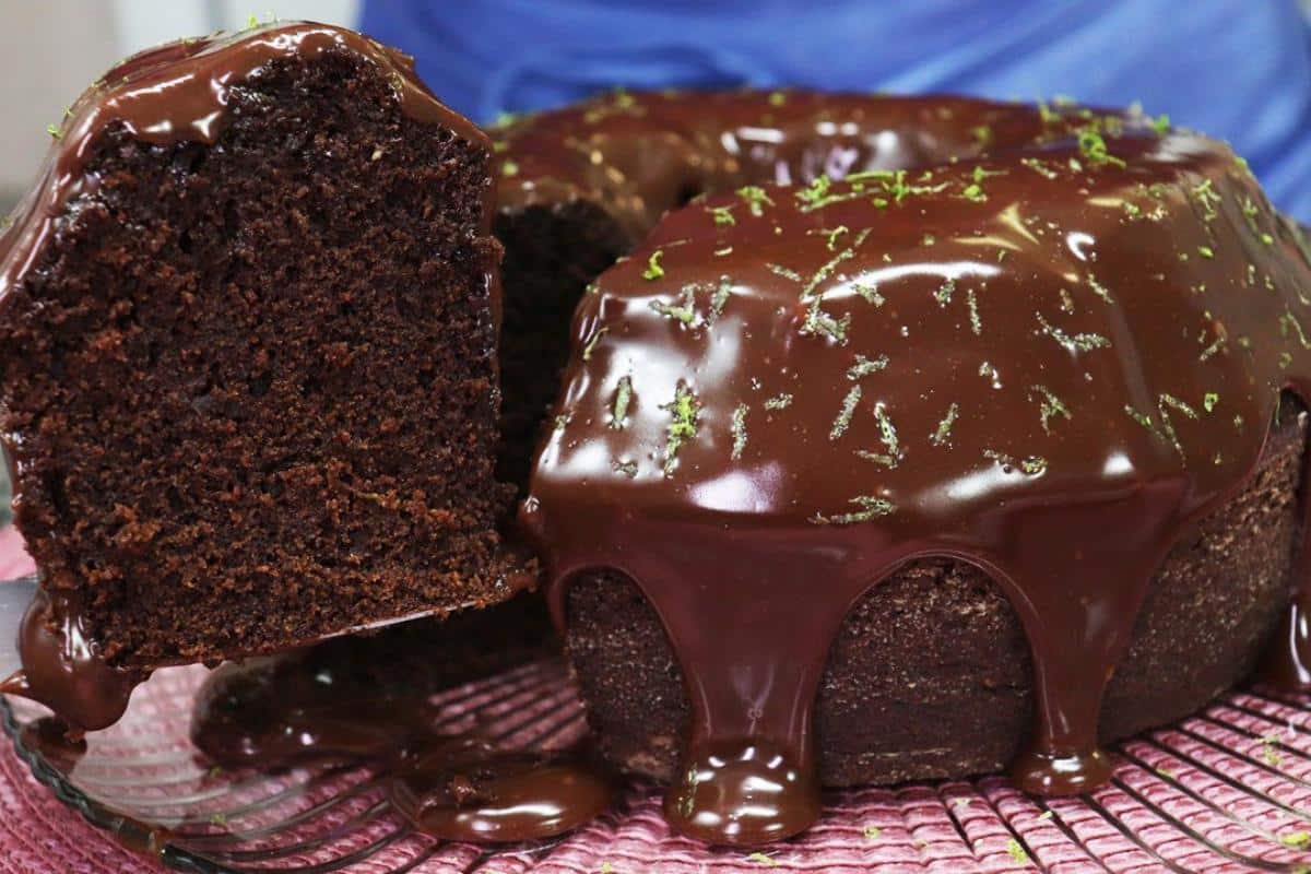 Experimente esse bolo de chocolate com laranja e veja como vai fazer sucesso com a sua família