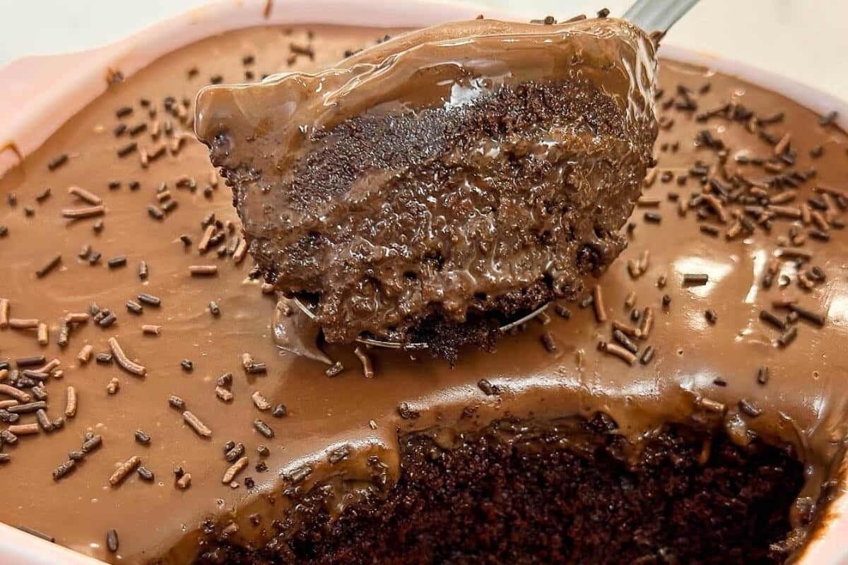 Bolo de chocolate perfeito e molhadinho como esse vai fazer esse ser o seu bolo preferido