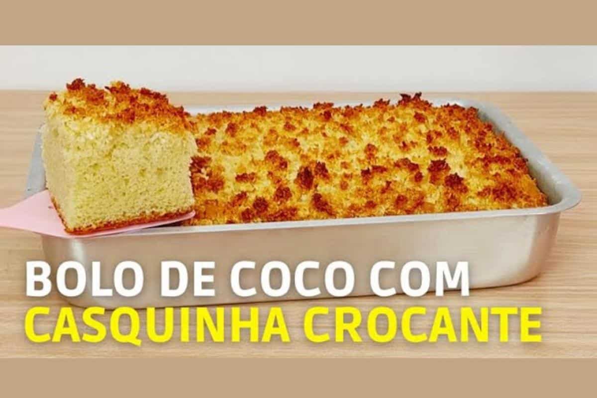 Bolo de coco fofinho e macio com casquinha crocante por cima