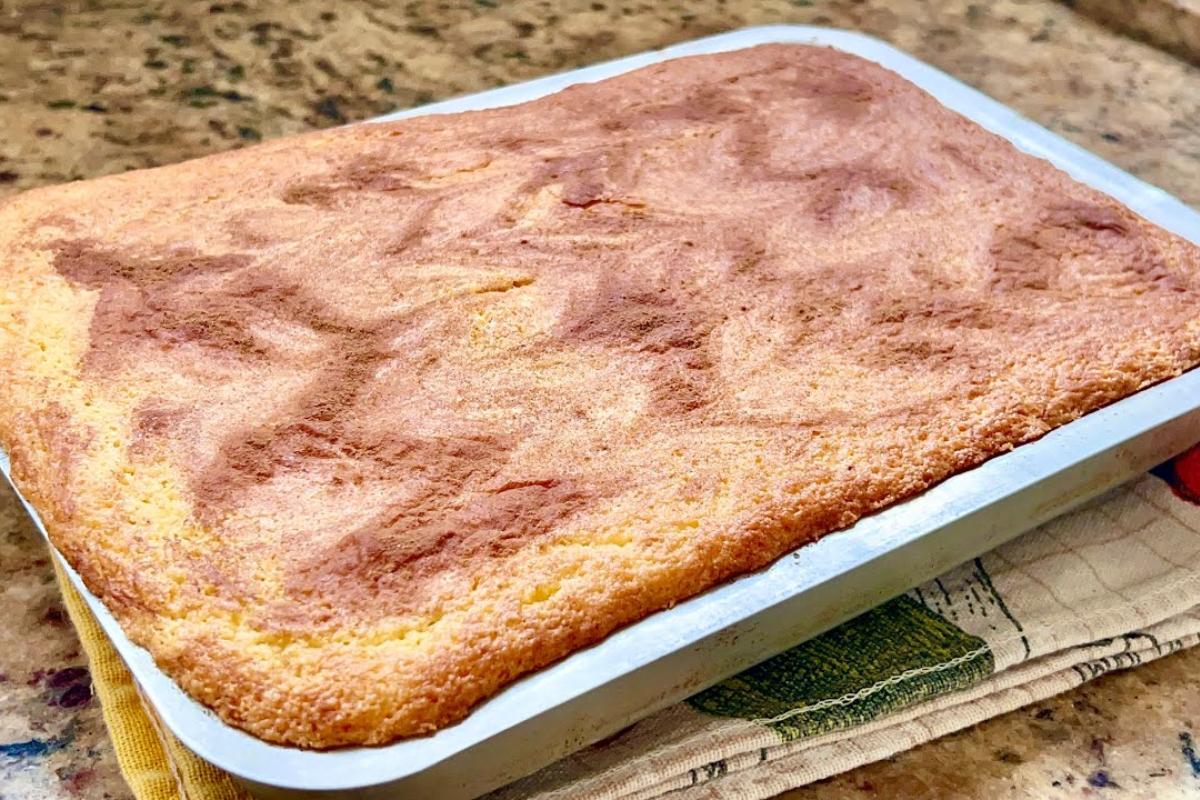 Bolo de fubá com canela na assadeira grandona que rende bastante para o chá da tarde