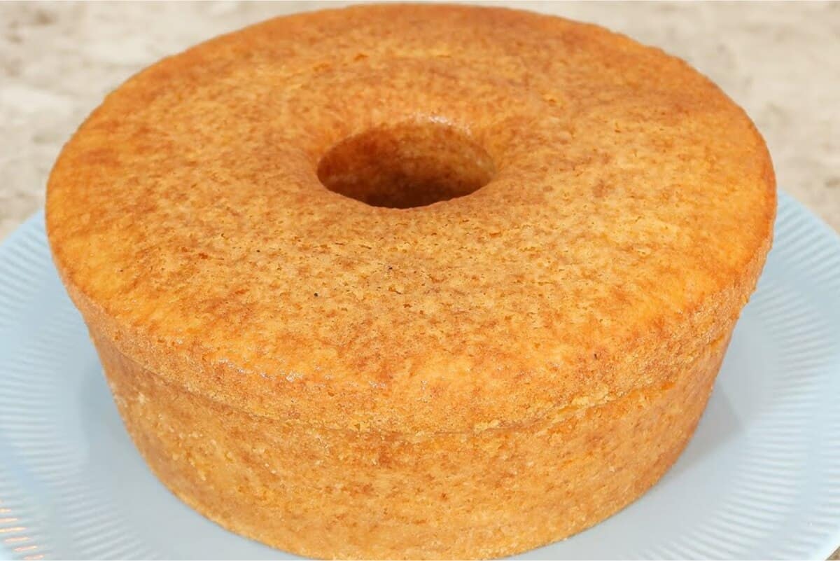 Bolo de iogurte fofinho e macio bem simples de preparar para acompanhar o cafezinho