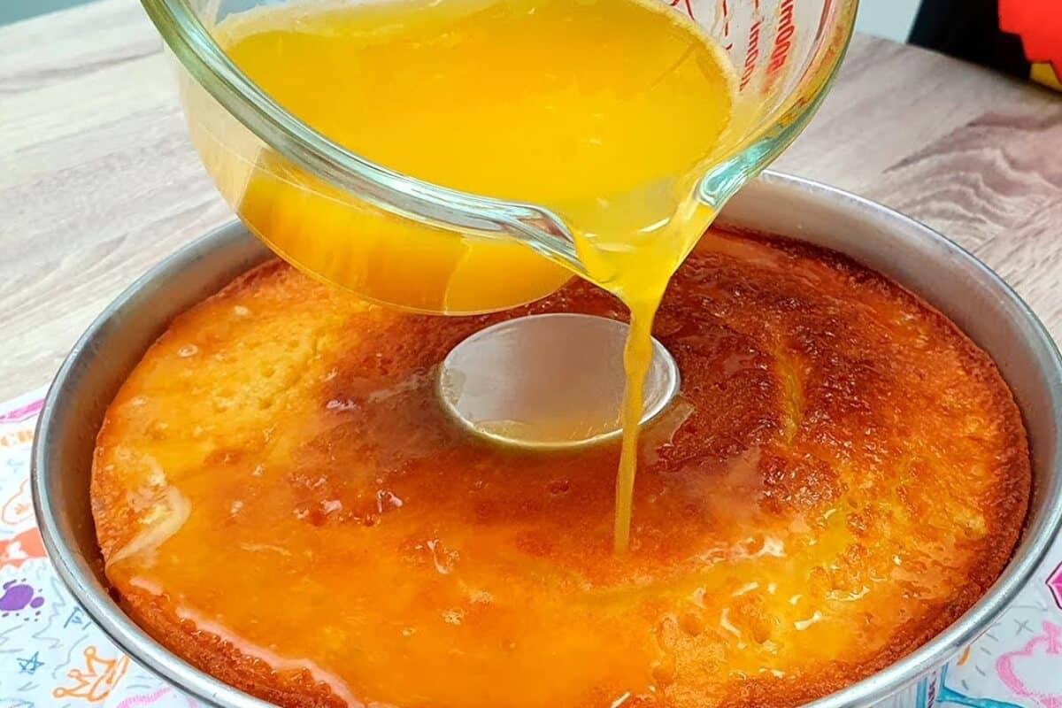 Bolo de laranja com calda bem molhadinho para servir na hora do lanche da tarde