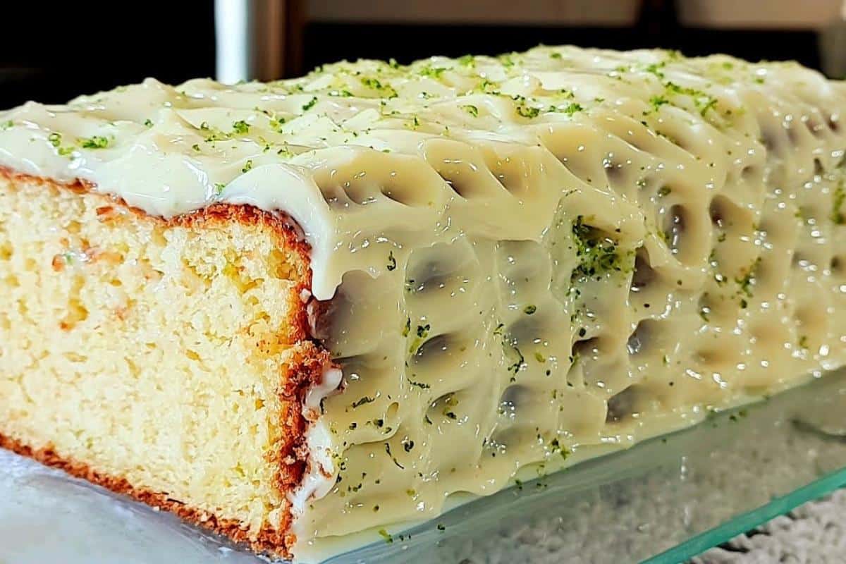 Bolo de limão perfeito que fica macio e molhadinho impossível comer um pedaço só