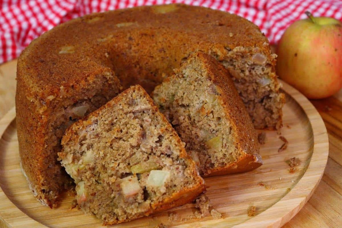 Bolo de maçã sem farinha de trigo e zero lactose para comer sem culpa durante a dieta