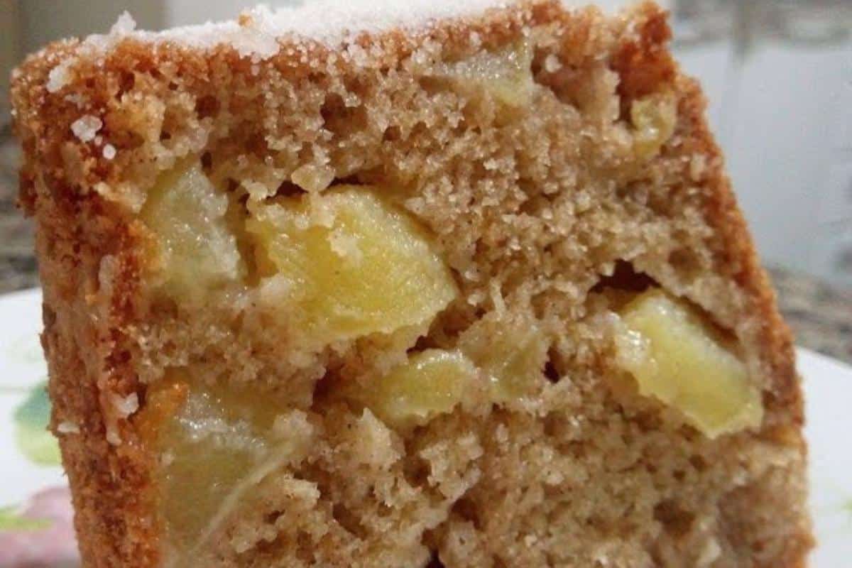 Bolo de maçã com canela delicioso e molhadinho com pedacinhos da fruta