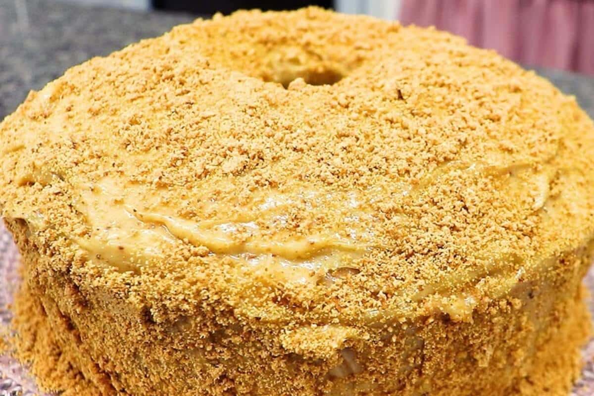 Consegui fazer um bolo de paçoca delicioso com uma cobertura sensacional