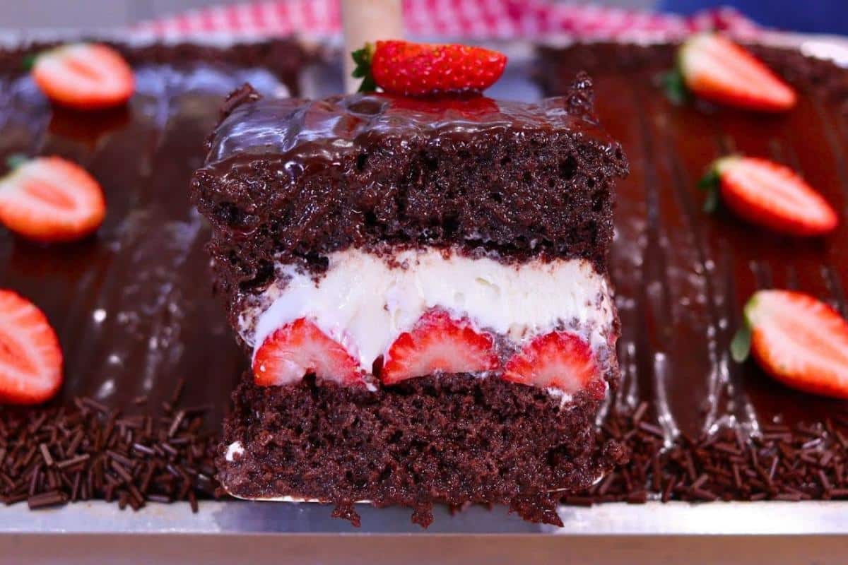 Bolo gelado de chocolate irresistível e não precisa ser confeiteira para fazer