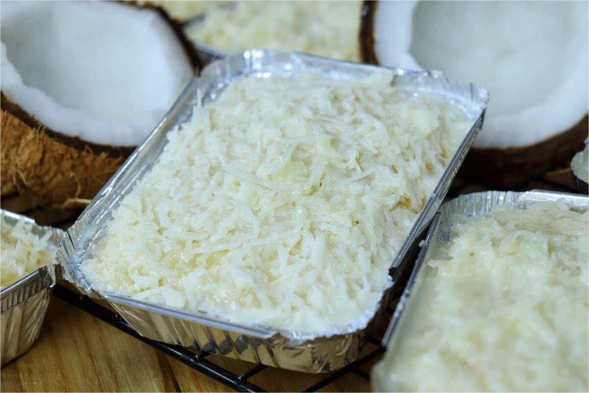 Bolo gelado de coco molhadinho e cremoso que fica totalmente irresistível