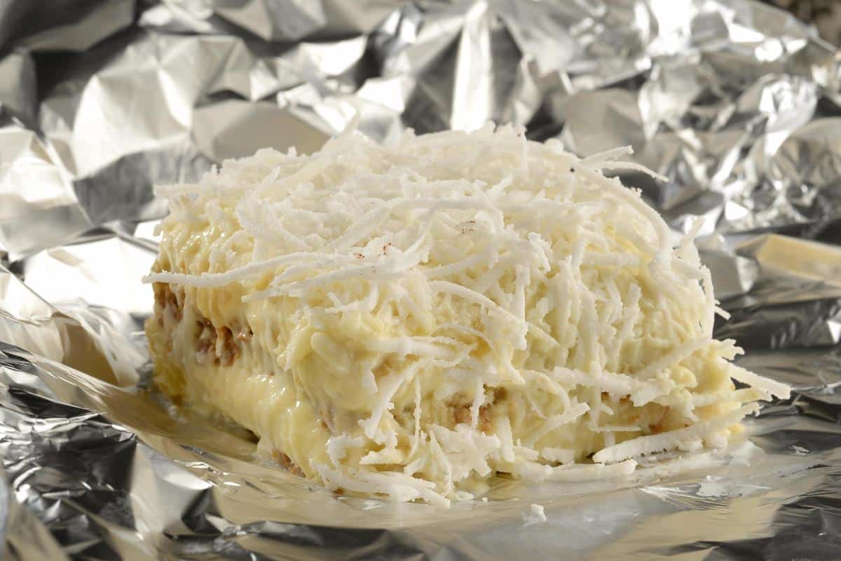 Bolo gelado de coco molhadinho para fazer embrulhadinho no papel alumínio
