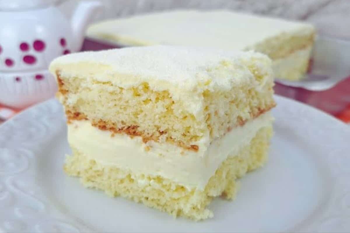 Bolo gelado de leite ninho com um recheio super cremoso que derrete na boca