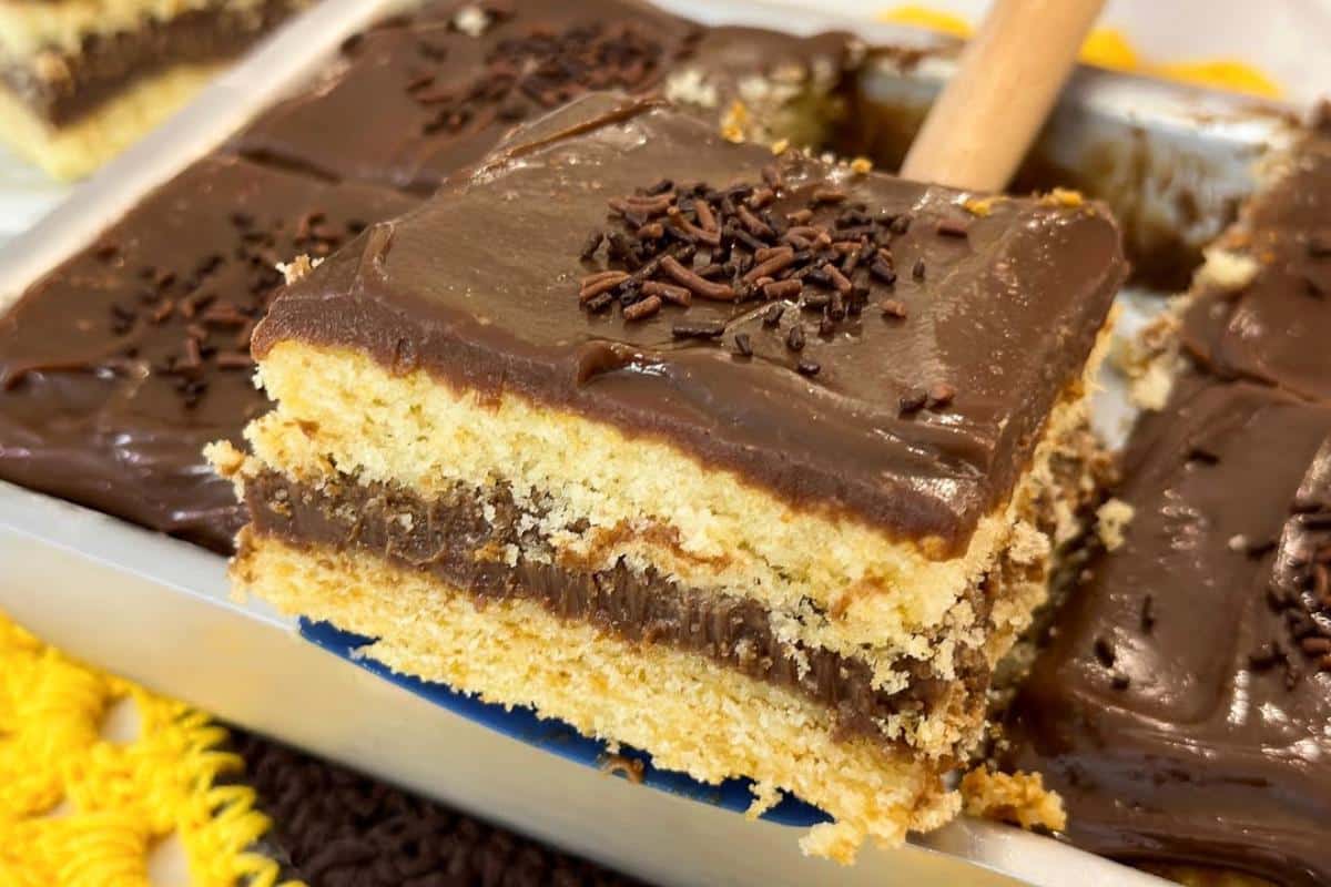Bolo gelado simples de trigo que já sai do forno recheado e todo mundo pede mais 1 pedaço