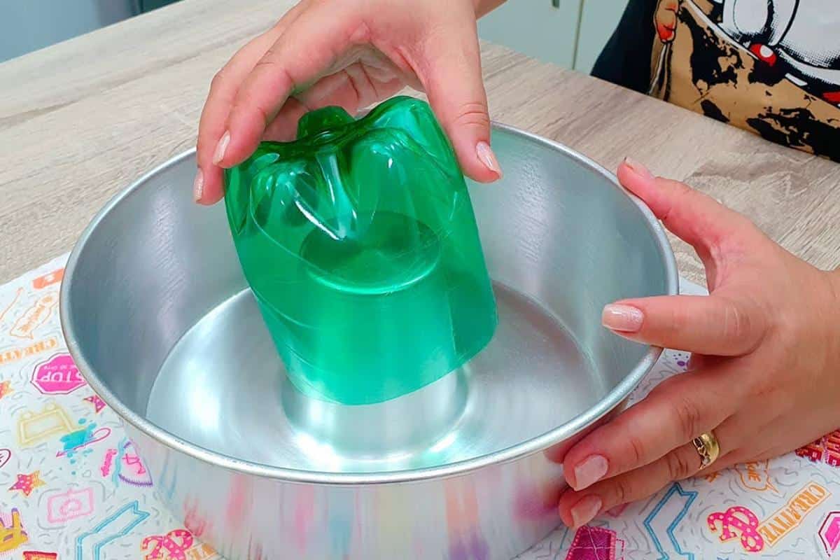 Coloquei uma garrafa pet na forma e fiz um bolo mesclado diferente e delicioso