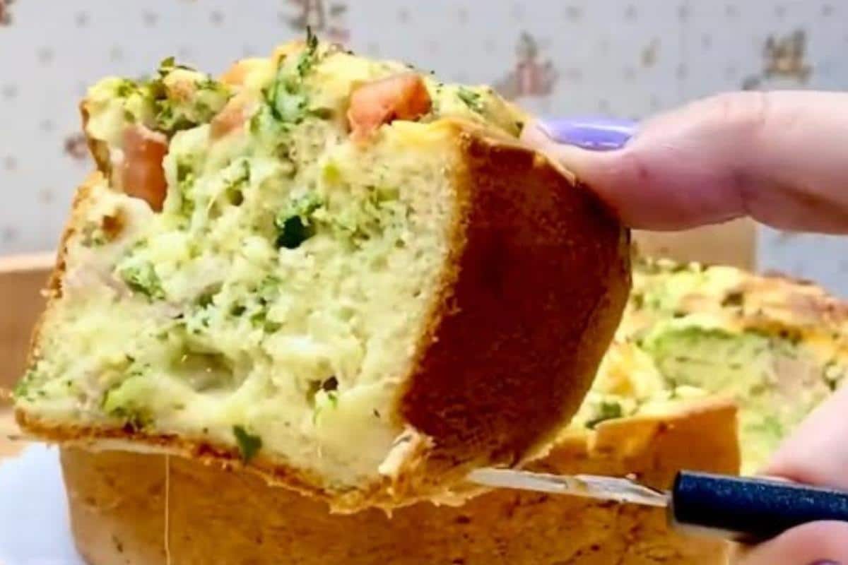 Bolo salgado recheado que todo mundo vai pedir para você fazer novamente de tão gostoso
