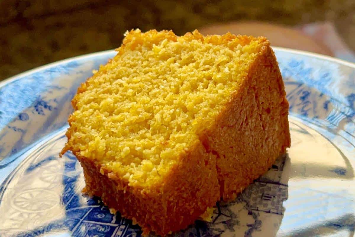 Bolo sem farinha de trigo com flocão e cenoura que fica irresistível