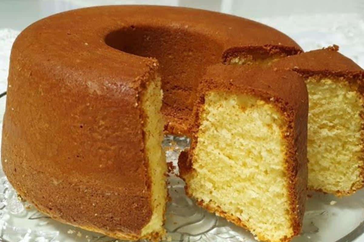 Bolo simples sem farinha de trigo para servir com um cafezinho coado na hora