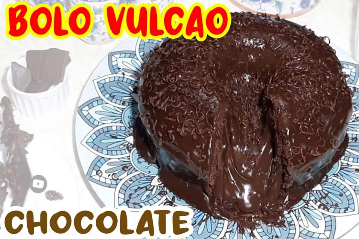 Bolo vulcão de chocolate daqueles que todo mundo fica louco querendo um pedaço