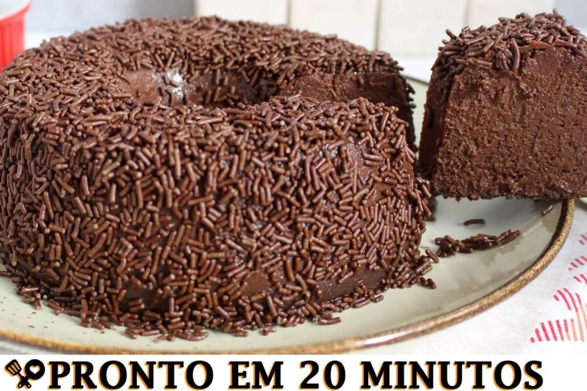 Brigadeirão cremoso que dá para fazer bem rapidinho em qualquer dia da semana