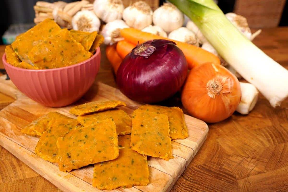 Caldo caseiro de legumes em quantidade suficiente para usar o mês inteiro