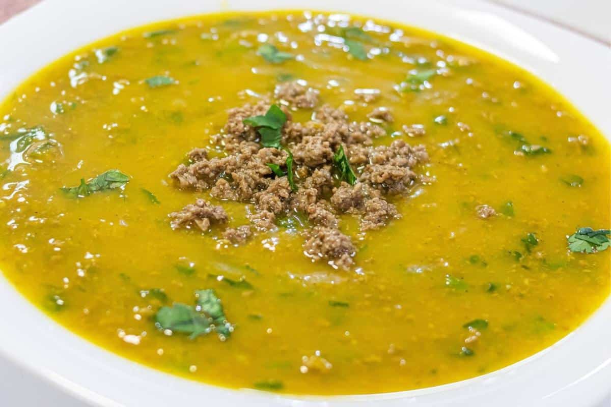 Caldo de abóbora com carne cremoso e cheio de sabor para aquecer o friozinho