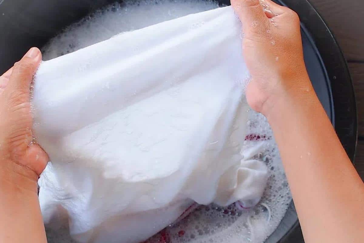 Como lavar roupas brancas do jeito certo que tira amarelado e encardido sem estragar