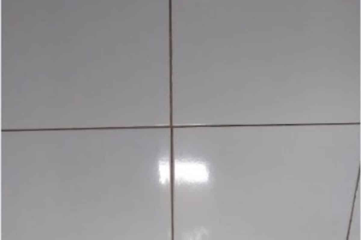 Como limpar azulejo e rejunte que tira sujeira encardida e mancha de bolor