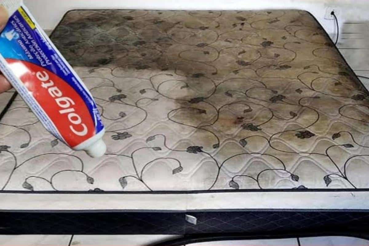 Como limpar colchão encardido e manchado sem precisar jogar água para lavar