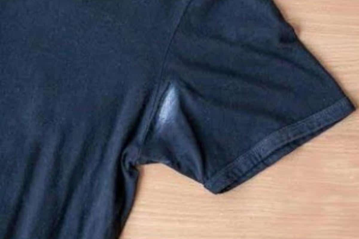 Como tirar mancha de desodorante da roupa preta sem precisar deixar de molho o dia todo