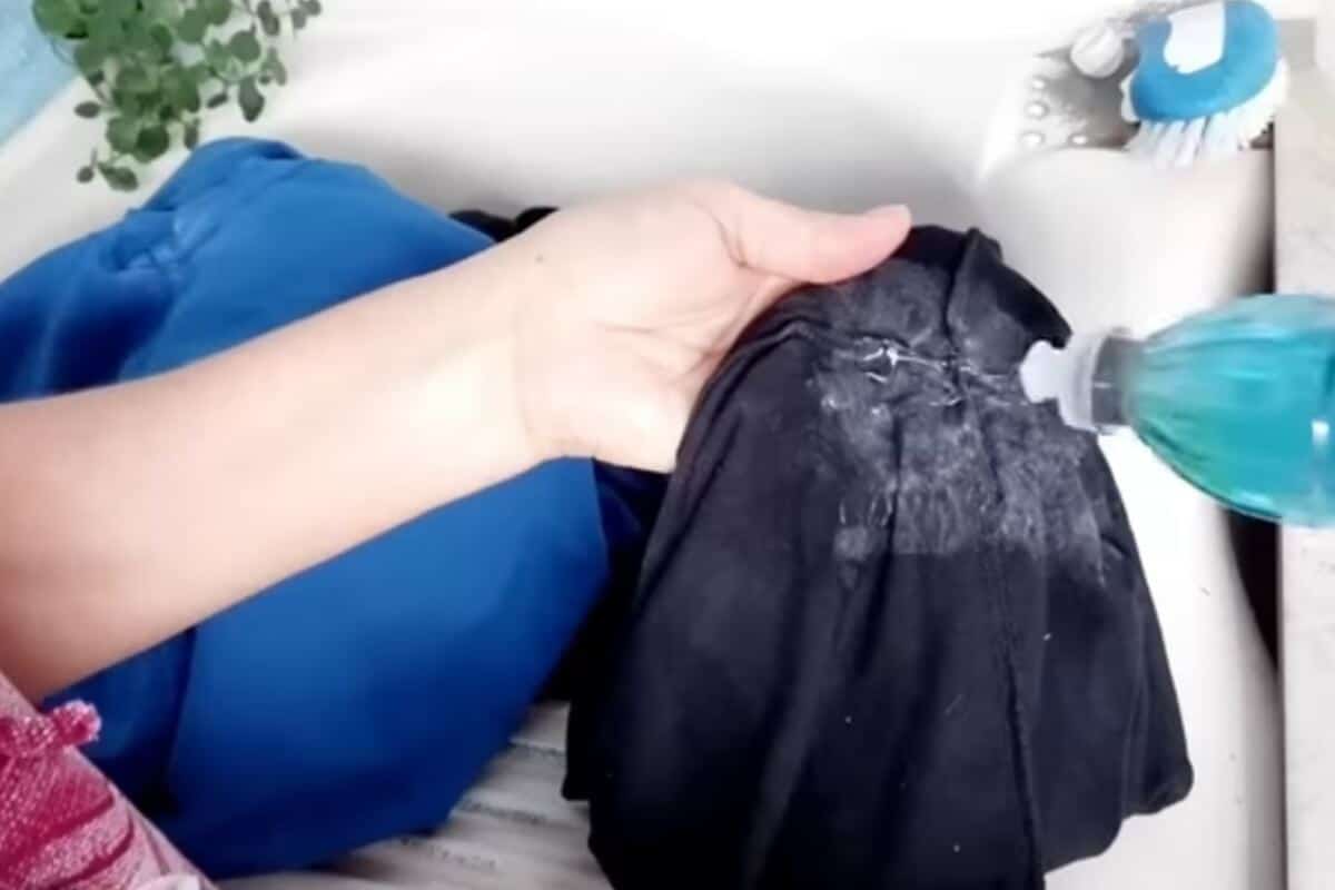 Como tirar mancha de desodorante da roupa branca e colorida bem rapidinho