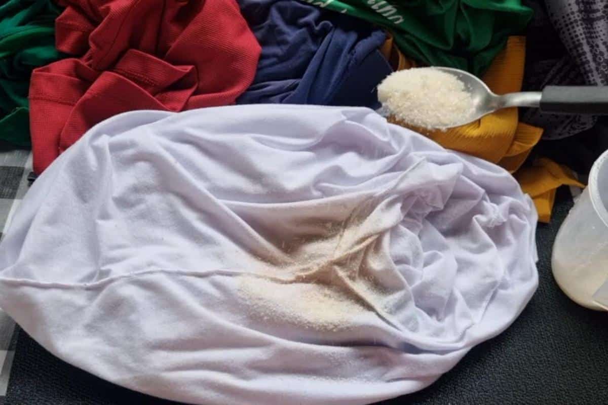 Como tirar manchas de desodorante de roupas brancas e coloridas sem esforço
