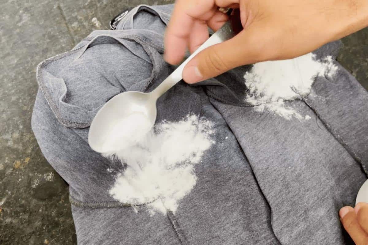Como tirar mau cheiro de axilas das roupas de um jeito que você nunca imaginou