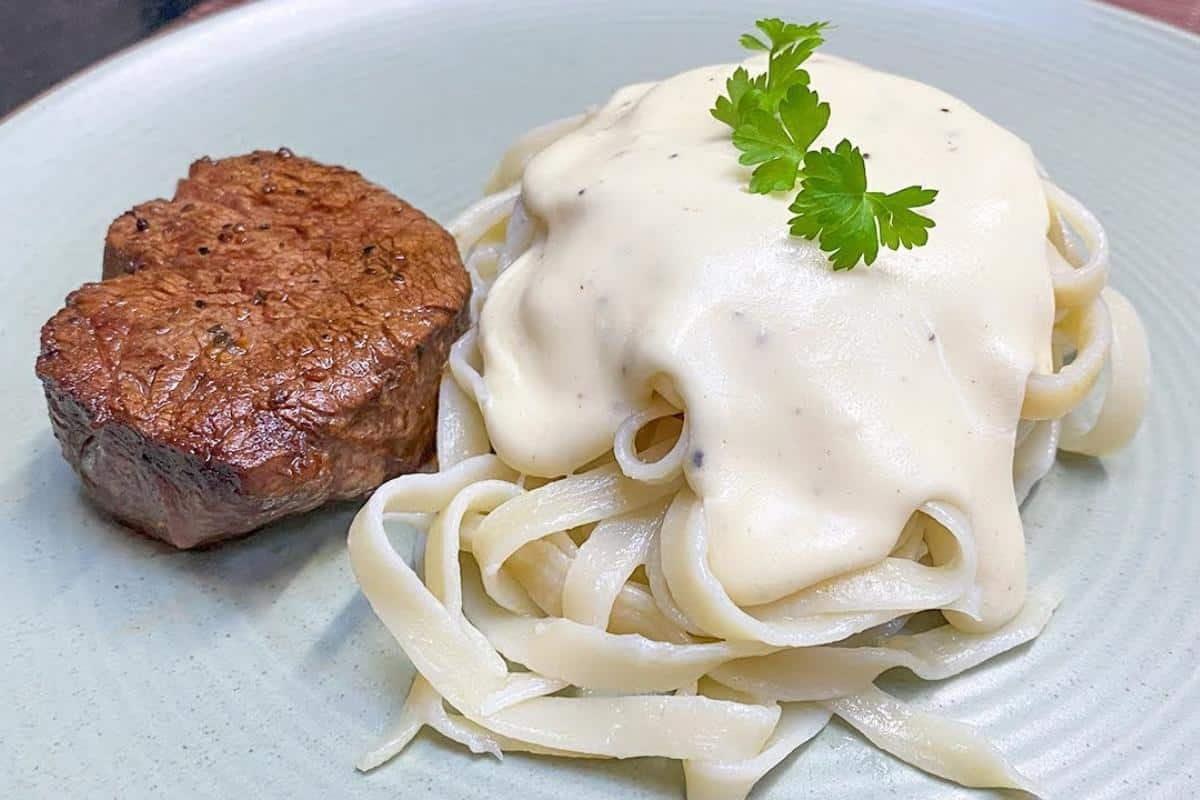 Macarrão ao molho alfredo que aprendi com um dono de restaurante de São Paulo
