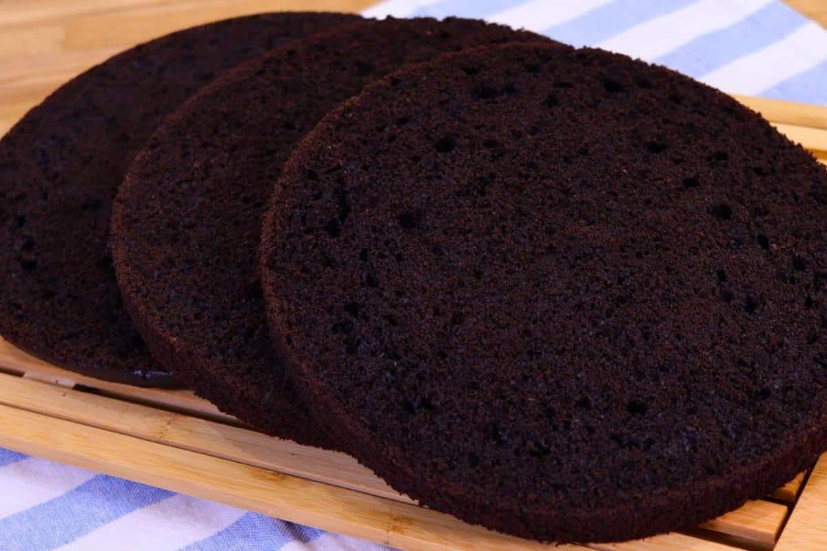 Massa de bolo de aniversário com cacau fofinha e não racha na hora de rechear