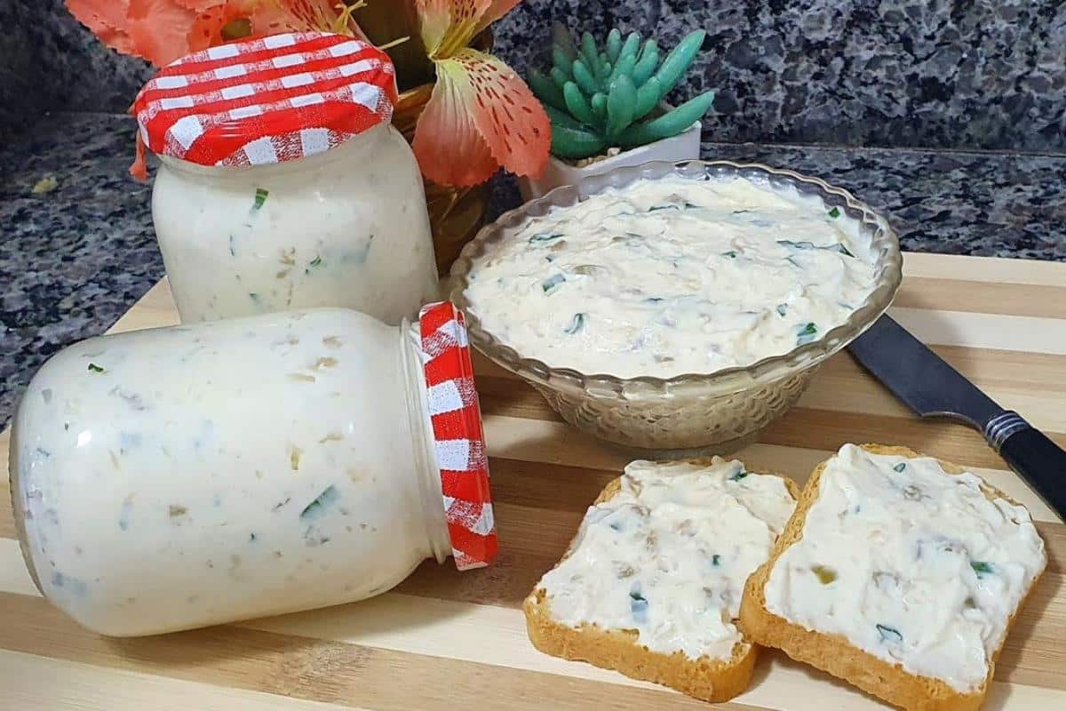 Patê de queijo e azeitona para comer com pães e torradas no café da manhã ou da tarde
