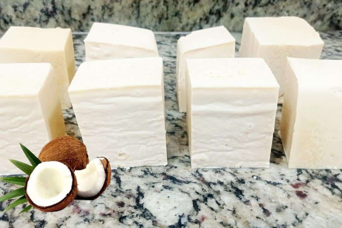 Como fazer sabão de coco caseiro que rende bastante e deixa suas roupas limpas e cheirosas