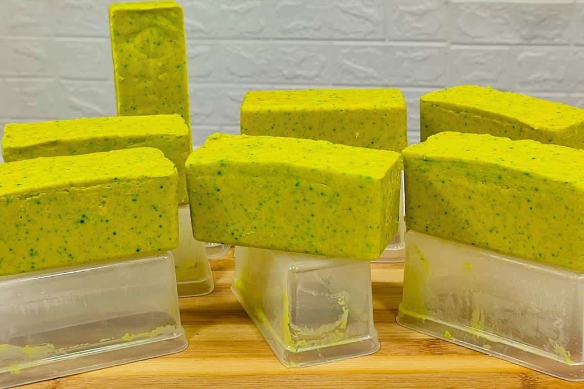 Fiz 7 unidades de sabão em barra usando liquidificador e 1 litro de óleo usado