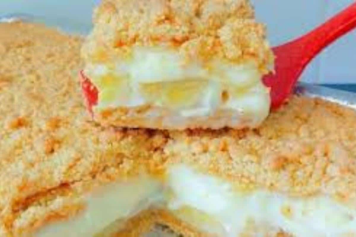 Torta de banana cremosa com um recheio incrível que desmancha na boca