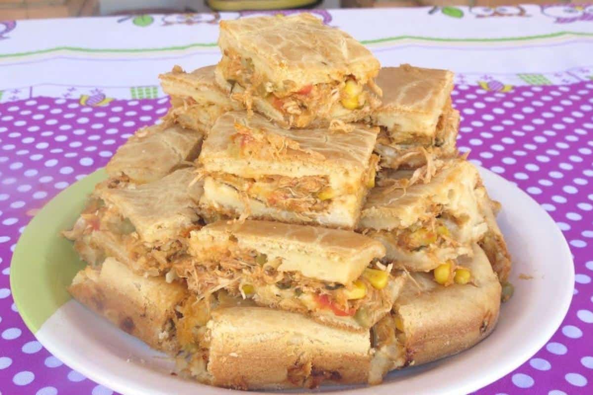 Torta de frango com recheio bem suculento e uma massa super macia e fofinha