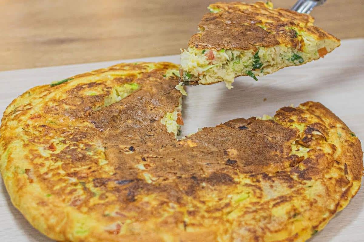 Torta de repolho de frigideira fica pronta em poucos minutos sem trabalho nenhum para fazer