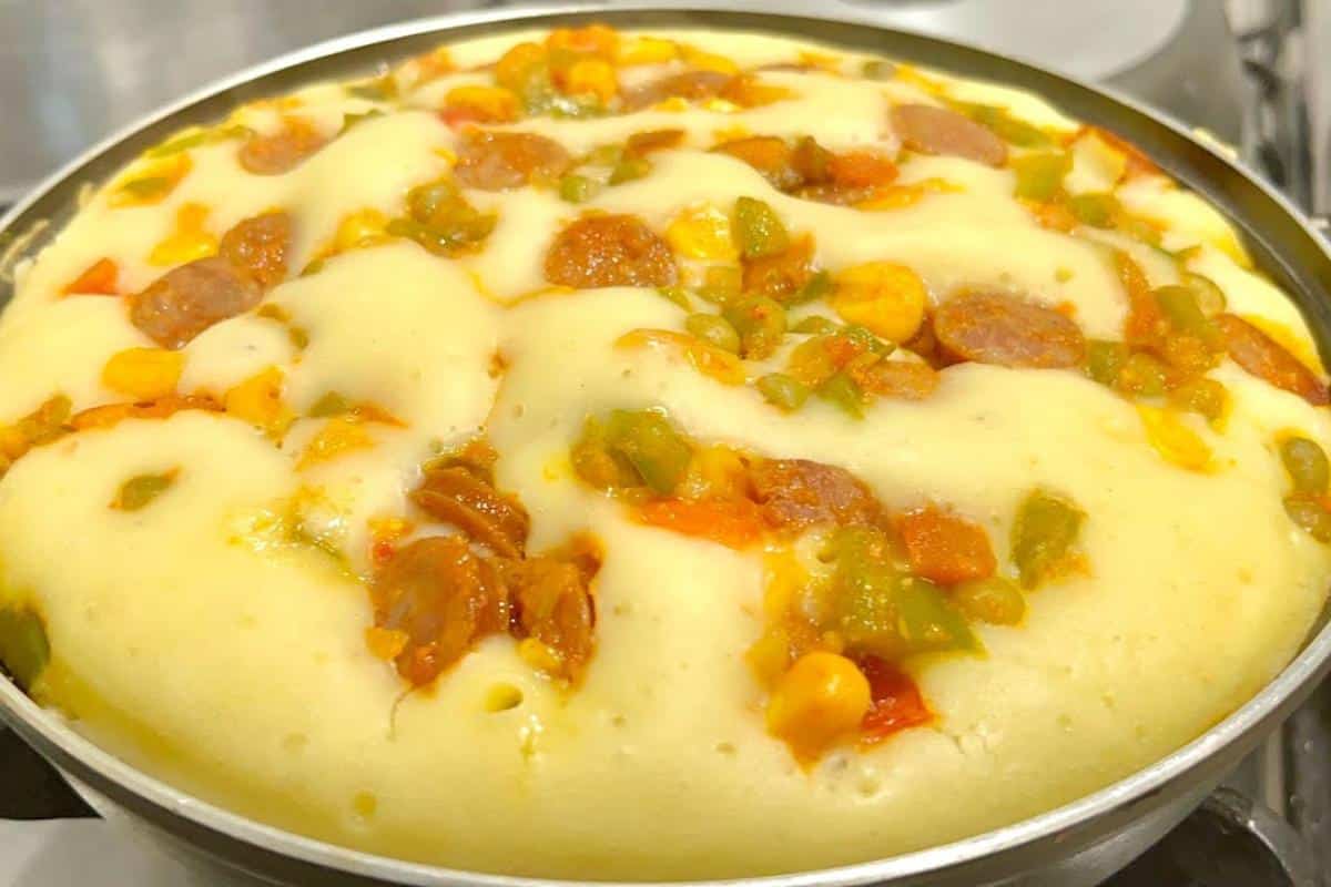 Torta salgada com massa de maisena feita na frigideira em poucos minutos