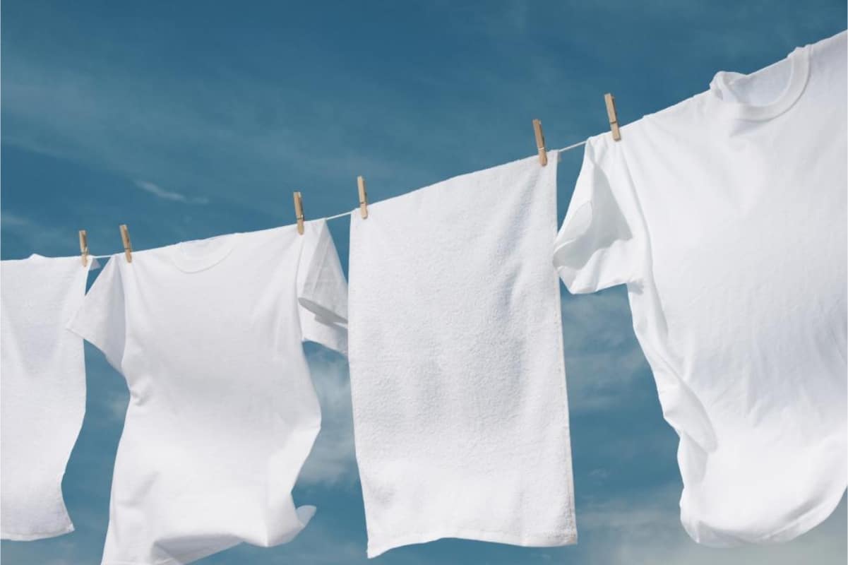 Como lavar roupas brancas encardidas de um jeito que você nunca imaginou