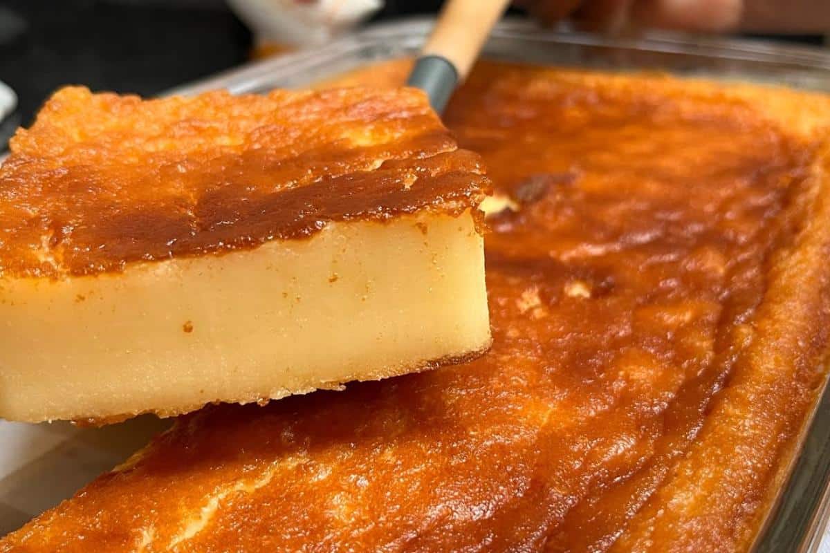 Bolo 3 leites na travessa fica divino e dá vontade comer mais um pedaço