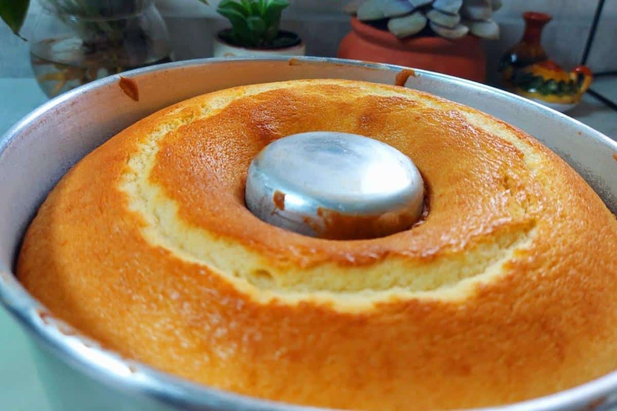 Bolo amanteigado e fofinho da roça para servir com um cafezinho