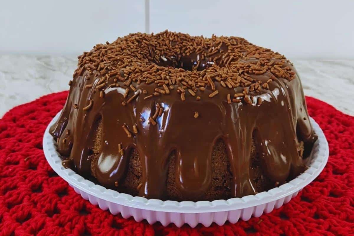 Quem não ama um bolo brigadeiro com bastante cobertura como esse?