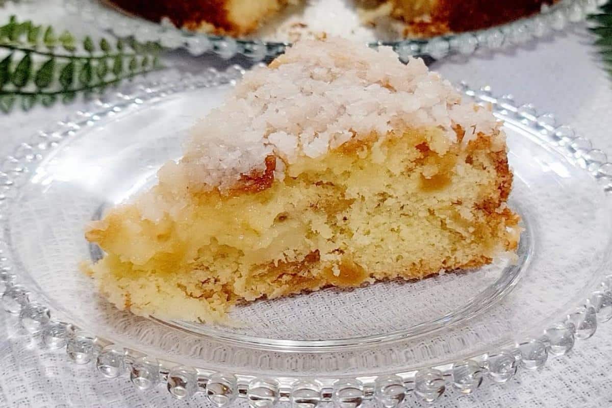 Bolo de abacaxi com coco molhadinho parece bolo de casamento de antigamente