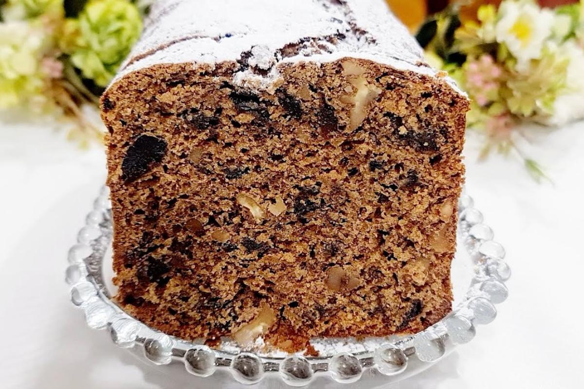 Bolo de ameixa fofinho de cafeteria chique para você fazer na sua casa