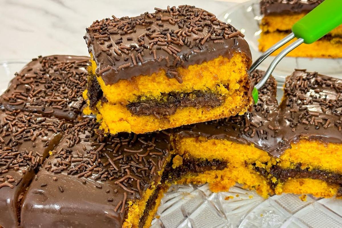 Bolo de cenoura com cobertura que já sai recheado do forno