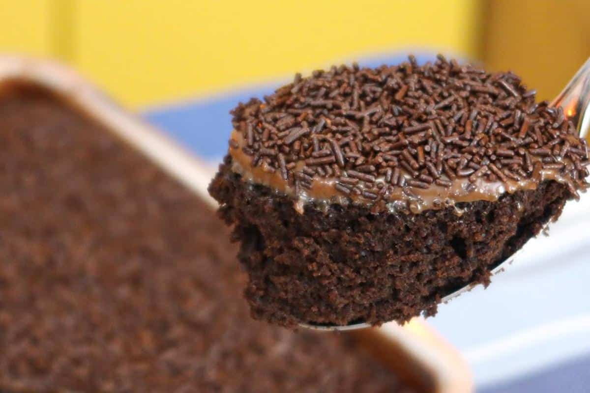 Bolo de chocolate macio e molhadinho não tem outro mais gostoso que esse