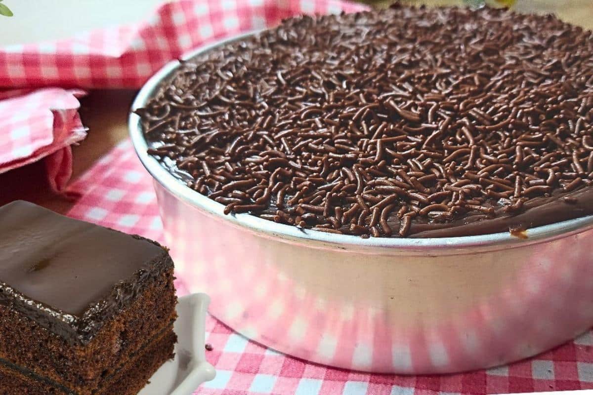 Receita de bolo de chocolate macio com cobertura que é o melhor de todos