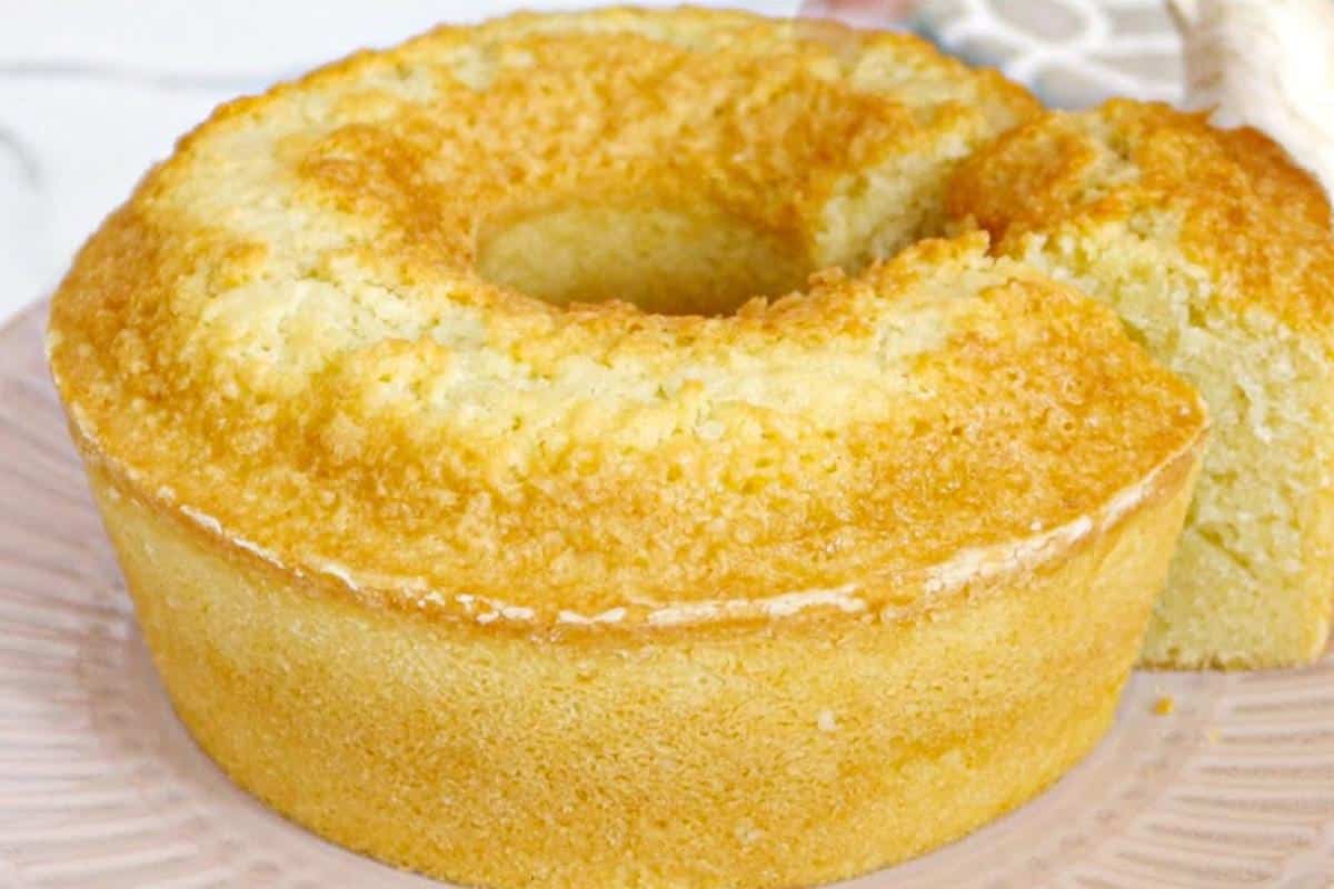 Bolo de coco simples caseirinho para servir no chá da tarde